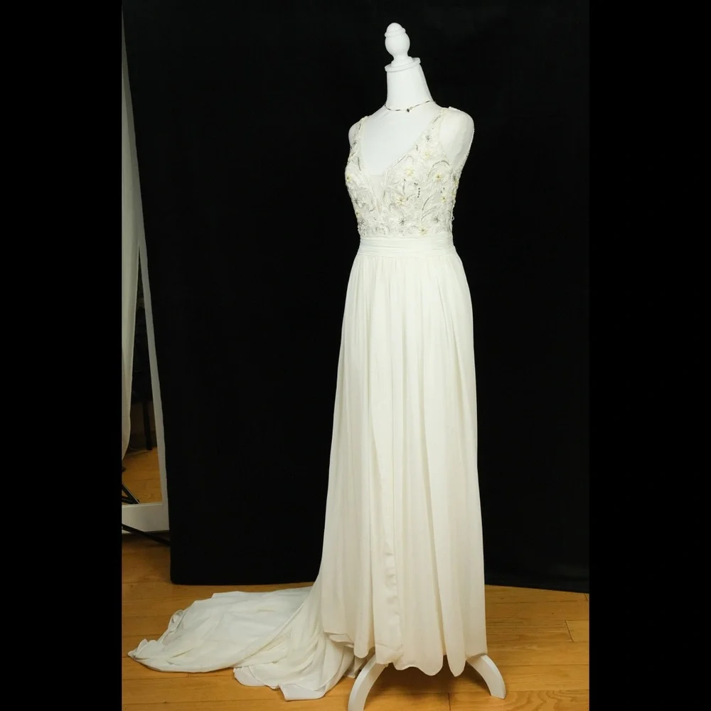 Preowned ivory and sand wedding gown dress. Size S. Very high quality. Size S - Picture 5 of 8